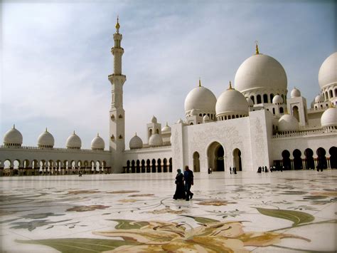 where is the world's largest mosque located figgerits
